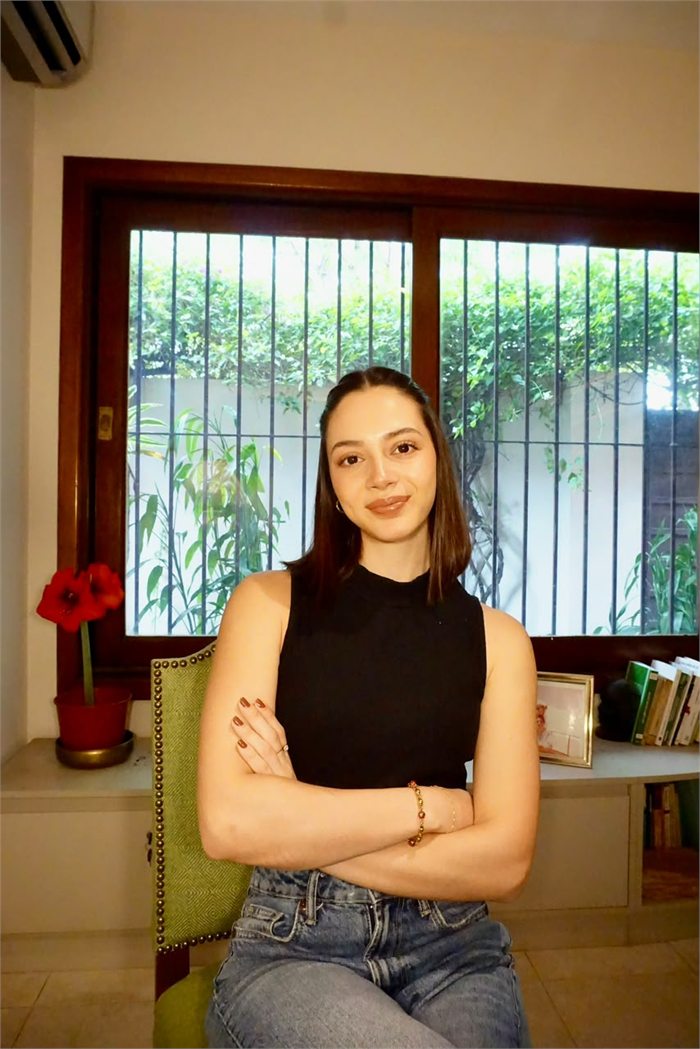 Bianca Báez en su consultorio, de brazos cruzados